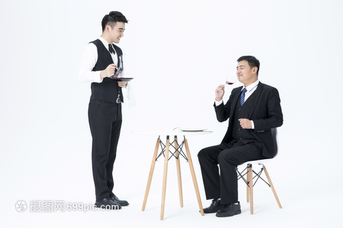 光影交融的藝術 淺談服務員品酒服務與專業(yè)攝影攝像的融合魅力